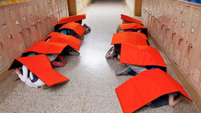 Khi tình huống nguy hiểm xảy ra, chăn chống đạn sẽ bảo vệ các em học sinh và giúp chúng an toàn. Ảnh: bodyguardblanket.com