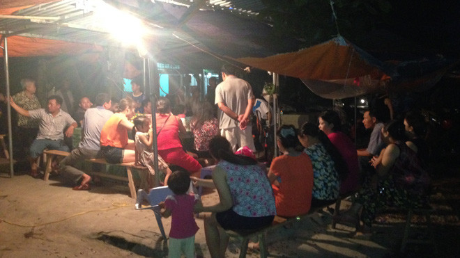 Hàng trăm tiểu thương ngủ đêm ngoài chợ 