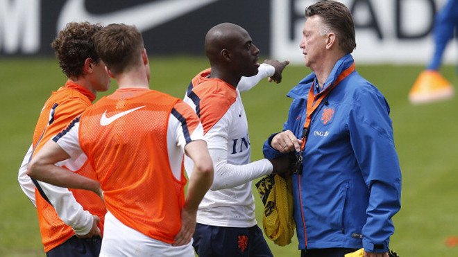 Thầy trò Van Gaal giả vờ sống hòa thuận