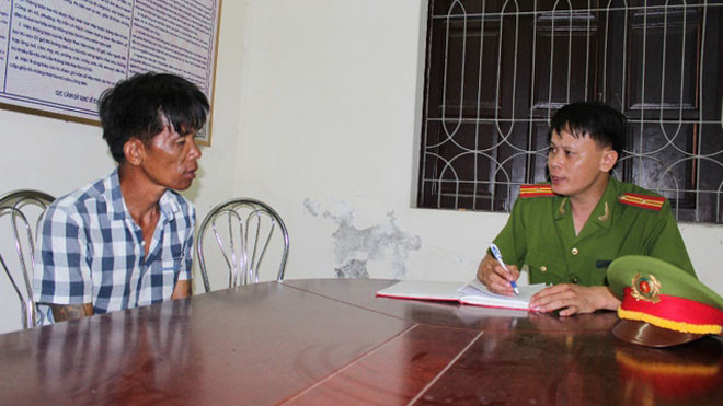 Công an phường Đồng Quốc Bình lấy lời khai của đối tượng Hải (trái)