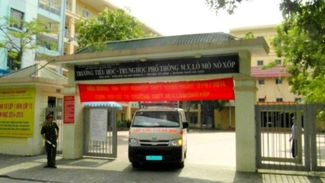 Xe cấp cứu chở Tú đến Bệnh viện 198. 