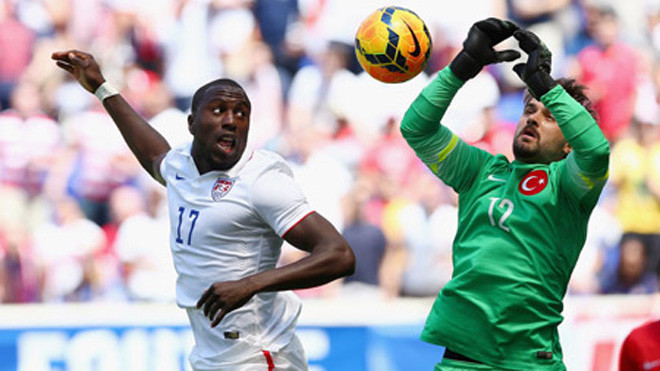 Tiền đạo Jozy Altidore (Mỹ, trái) đánh đầu trước thủ thành Onur Recep Kivrak (Thổ Nhĩ Kỳ).