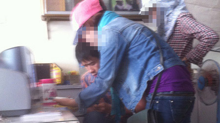 Làm thẻ sinh viên giả để thi hộ tại hiệu ảnh - Ảnh: Thanh Vạn