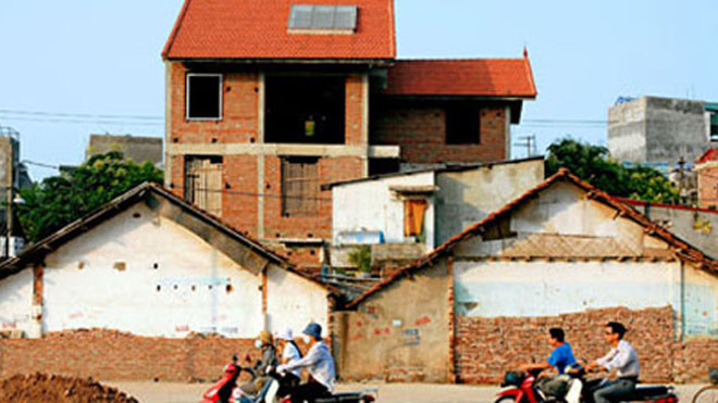 Nhà cấp 4, ô đất diện tích nhỏ trong khu dân cư đông dễ bán. Ảnh: HH.