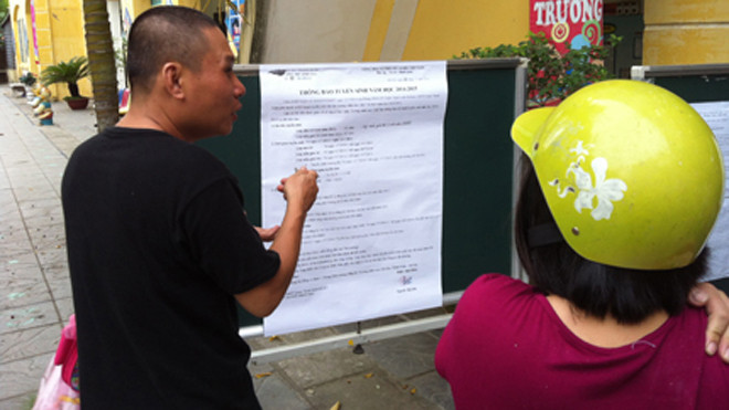 Phụ huynh xem thông tin tuyển sinh năm học 2014-2015 tại một trường mầm non trên địa bàn quận Thanh Xuân, Hà Nội. Ảnh: Q.Huy