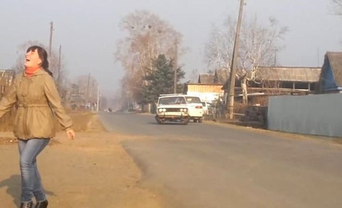 Chiếc xe đi giật lùi khiến các fan hâm mộ được phen cười nghiêng ngả.