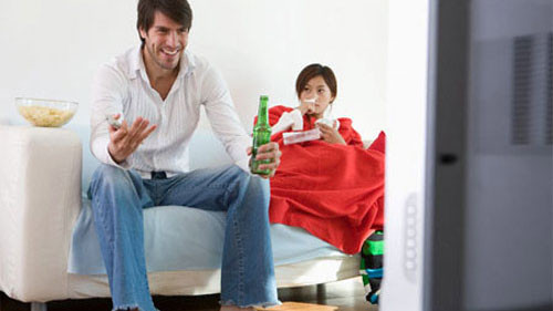 10h con ngủ, mà bắt đầu “khởi động”, cứ nhanh nhanh chóng chóng “làm cho xong” để còn ngó TV xem bóng đá thì vợ nó chả chịu để yên đâu. (Ảnh minh họa)