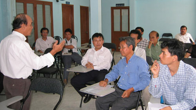 Ban tổ chức giải thích, xoa dịu khi những người tham gia đấu giá căn nhà trên đường Trần Hưng Đạo (Q.5) bức xúc - Ảnh: Đàm Huy