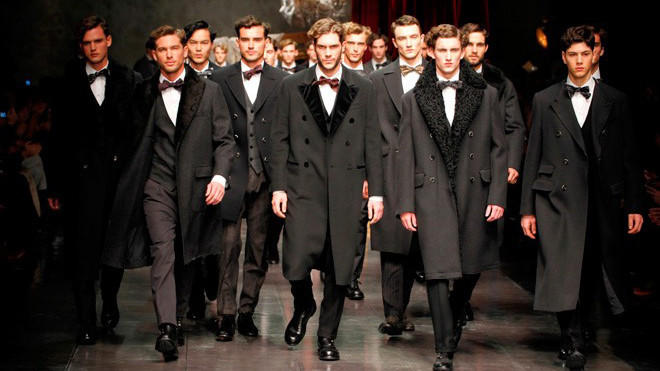 Phía sau ánh hào quang của sàn diễn quốc tế là những cuộc mưu sinh vất vả của mẫu nam. 