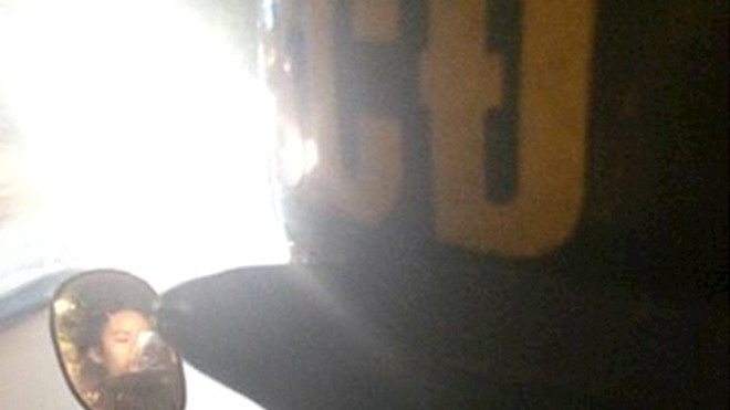 Bức ảnh tự sướng khi ngồi sau xe cảnh sát cơ động thu hút dân mạng. 