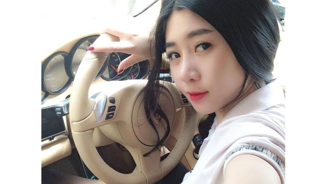 Hot girl ‘Anh không đòi quà’ khoe xe mẹ tặng 4,5 tỷ