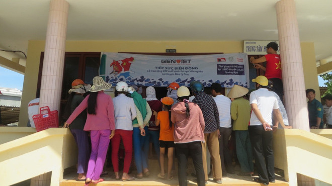 Bà con ngư dân có mặt đông đủ để tham dự buổi lễ tặng quà