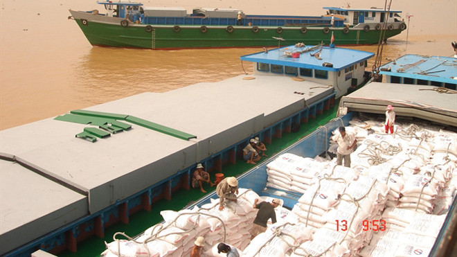 Đưa gạo xuống tàu