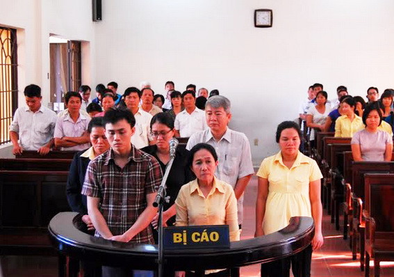 Các bị cáo nghe tuyên án tại phiên tòa.