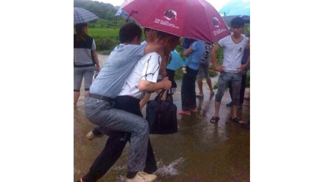 Vương Quân Hoa để cấp dưới cõng đi chỉ đạo cứu hộ vì sợ...ướt giày.