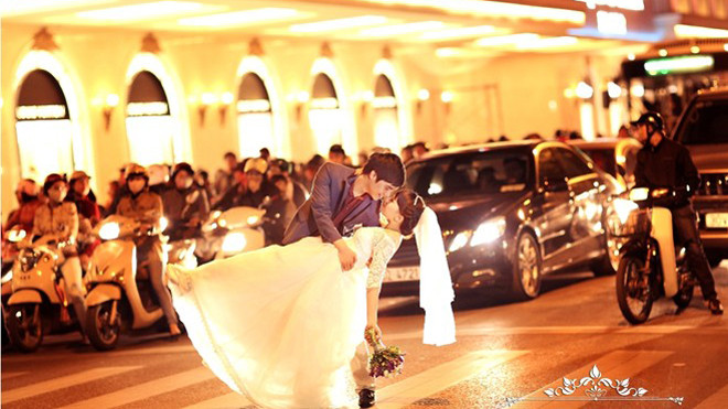 Cặp đôi hôn nhau giữa ngã tư đèn đỏ để chụp ảnh cưới