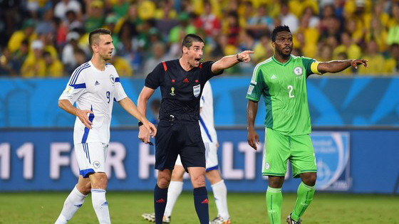 Trọng tài O'Leary (giữa) đang nhận nhiều lời dọa giết sau một số quyết định gây tranh cãi trong trận Nigeria thắng Bosnia-Herzegovina - Ảnh: Reuters