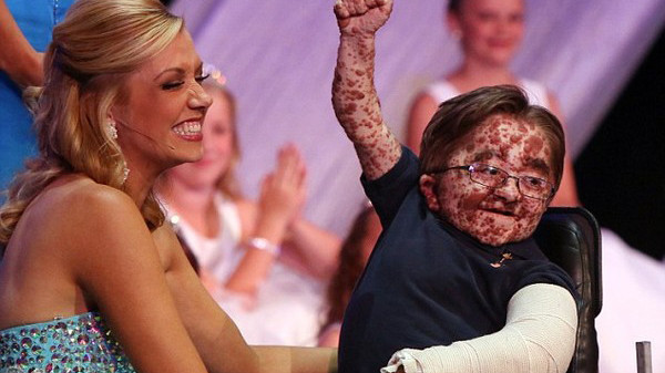 Cậu bé Drew Foster xuất hiện nổi bật trên sân khấu giải Người đẹp Michigan