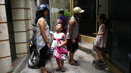 Học sinh vào lớp 1 chuẩn bị học trước chương trình tại nhà một giáo viên tiểu học nằm trong ngõ 236 đường Khương Đình (quận Thanh Xuân, Hà Nội). Ảnh: Q.Anh