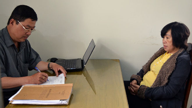 Bà Huê tại Công an TP.Đà Lạt - Ảnh: Lâm Viên