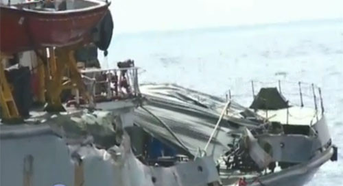 Tàu kiểm ngư 951 của việt Nam bị 4-5 tàu của Trung Quốc phối hợp bao vây và đâm bẹp. Ảnh chụp màn hình VTV.