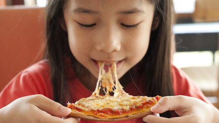 Nhiều ông bố bà mẹ cho con thỏa thích ăn thức ăn nhanh, bánh kẹo, đường bột mà quên đi nguy cơ mắc bệnh béo phì đang ngấp nghé 