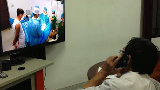 Bác sĩ 175 chỉ đạo phẫu thuật qua internet và điện thoại. Ảnh: Dzoăn Quy
