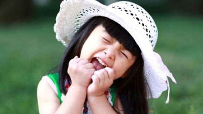 Con gái mới tí tuổi mà đã phổng phao, biết làm điệu. (Ảnh minh họa)