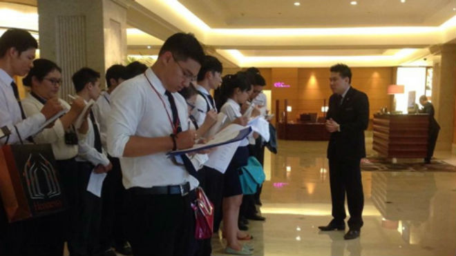 Sinh viên ngành du lịch thực tập nghiệp vụ tại một khách sạn - Ảnh: N.C