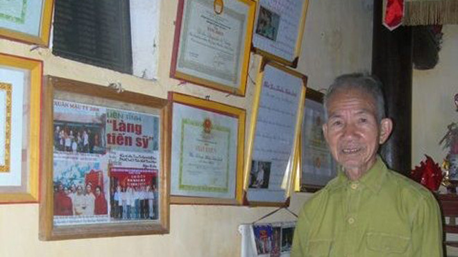 Cụ Đặng Văn Thức bên từ đường dòng họ. 