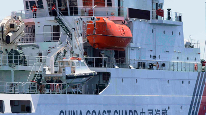 Một tàu tuần tra biển của Trung Quốc đang chặn tàu Philippines đi vào bãi Cỏ Mây thuộc quần đảo Trường Sa hôm 29/3 Ảnh: Bullit Marquez