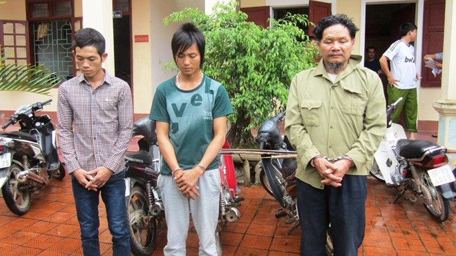 Hân (phải) cùng hai đệ tử bị tạm giữ tại cơ quan công an. 