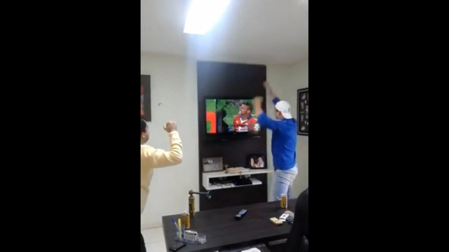 Ghét Sanchez, fan Brazil đập nát màn hình tivi
