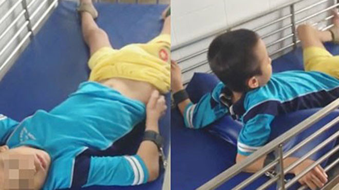 Một bé trai bị cột tứ chi trong cũi. Ảnh: VĂN NGỌC 