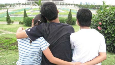 Nói yêu tôi nhưng em ân cần chăm sóc tình cũ