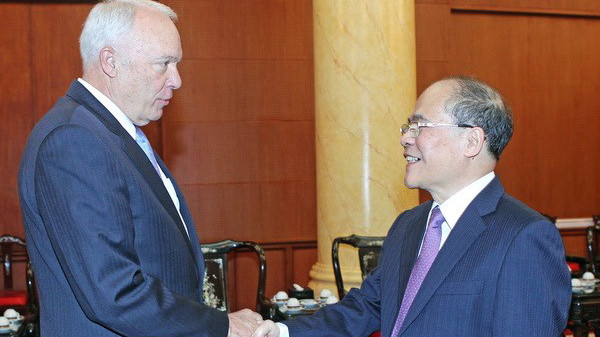 Chủ tịch Quốc hội Nguyễn Sinh Hùng tiếp Đoàn Hạ nghị sỹ Mỹ do ngài John Kline, Chủ tịch Ủy ban Giáo dục và Lao động làm trưởng đoàn. (Ảnh: Nhan Sáng/TTXVN)