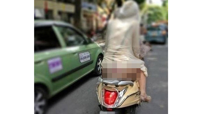 Hình ảnh phản cảm của cô gái đang gây xôn xao dư luận. 