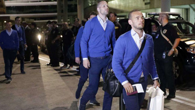 Sneijder cầm đầu nhóm trốn trại đi chơi