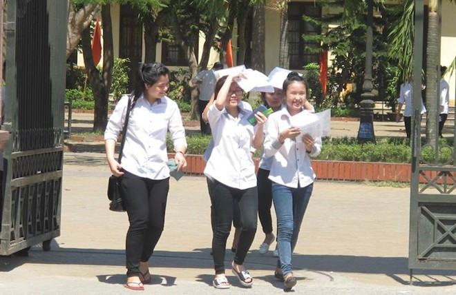 Đề Toán vừa sức, nhiều thí sinh ra khỏi phòng thi khi chỉ hết 2/3 thời gian làm bài. 