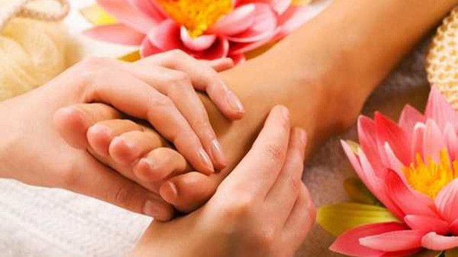 Tuyệt chiêu chăm sóc bàn chân ngày hè