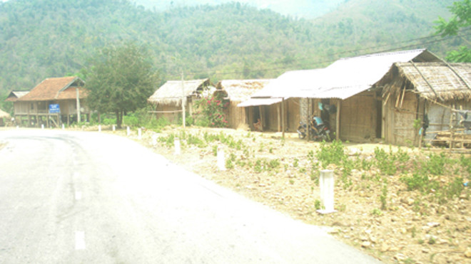 Giữa trưa, đường sá vắng tanh, nắng như đổ lửa. Ảnh: H.P