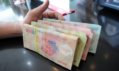 Vay tiền mua đồ sẽ giải quyết được nhu cầu tức thời nhưng kéo theo gánh nặng trả nợ về sau. Ảnh: VnExpress