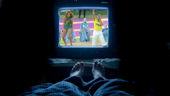 Hàng triệu khán giả thức thâu đêm trước màn hình tivi xem World Cup. 