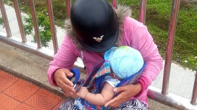 Bé trai được người thân chăm sóc 