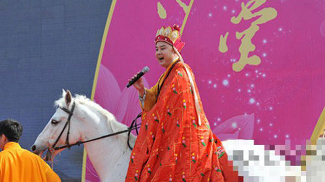  Cưỡi bạch mã và hát ca mưu sinh ở tuổi 56