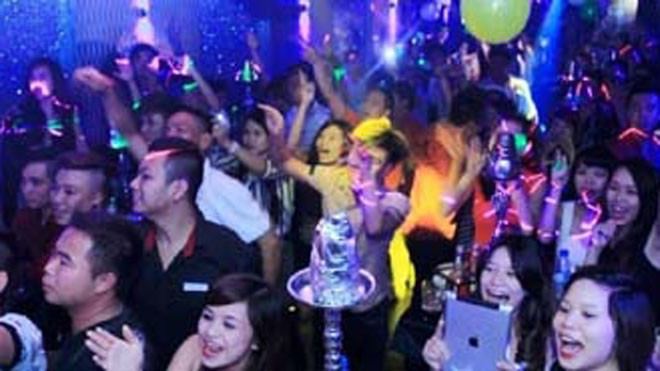 Quán bar TL. là nơi dân chơi tuổi teen thường hay lui tới.