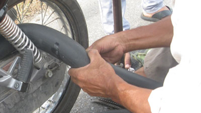 Có cả một đội quân hùng hậu chuyên rải đinh vá săm dạo.