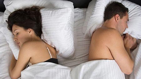Tư thế ngủ tiết lộ quan hệ vợ chồng