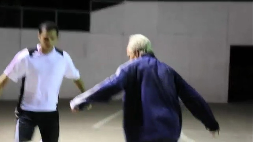 Ông già trình diễn kỹ thuật bóng đá điêu luyện