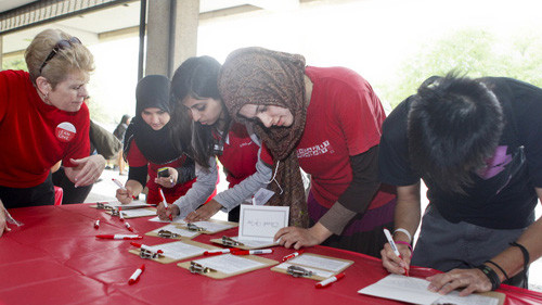 Sinh viên quốc tế đăng ký tìm việc tại hội chợ việc làm Trường ĐH Houston (Texas, Mỹ) - Ảnh: Thủy Tiên